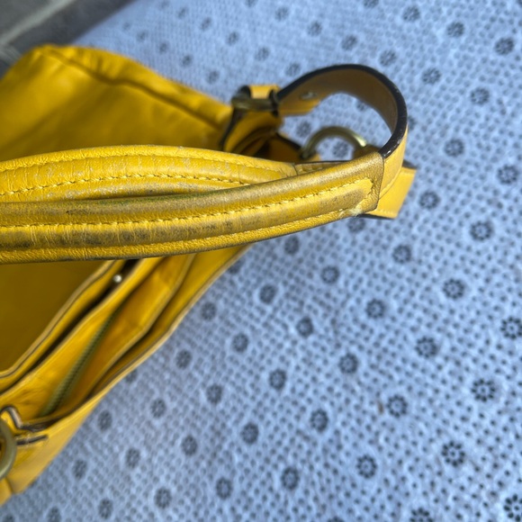 Gorgeous Coach leather sunshine yellow handbag - Picture 6 of 11